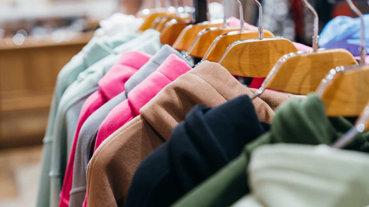 Metki do ubrań na zamówienie – jak oznakować własną odzież?