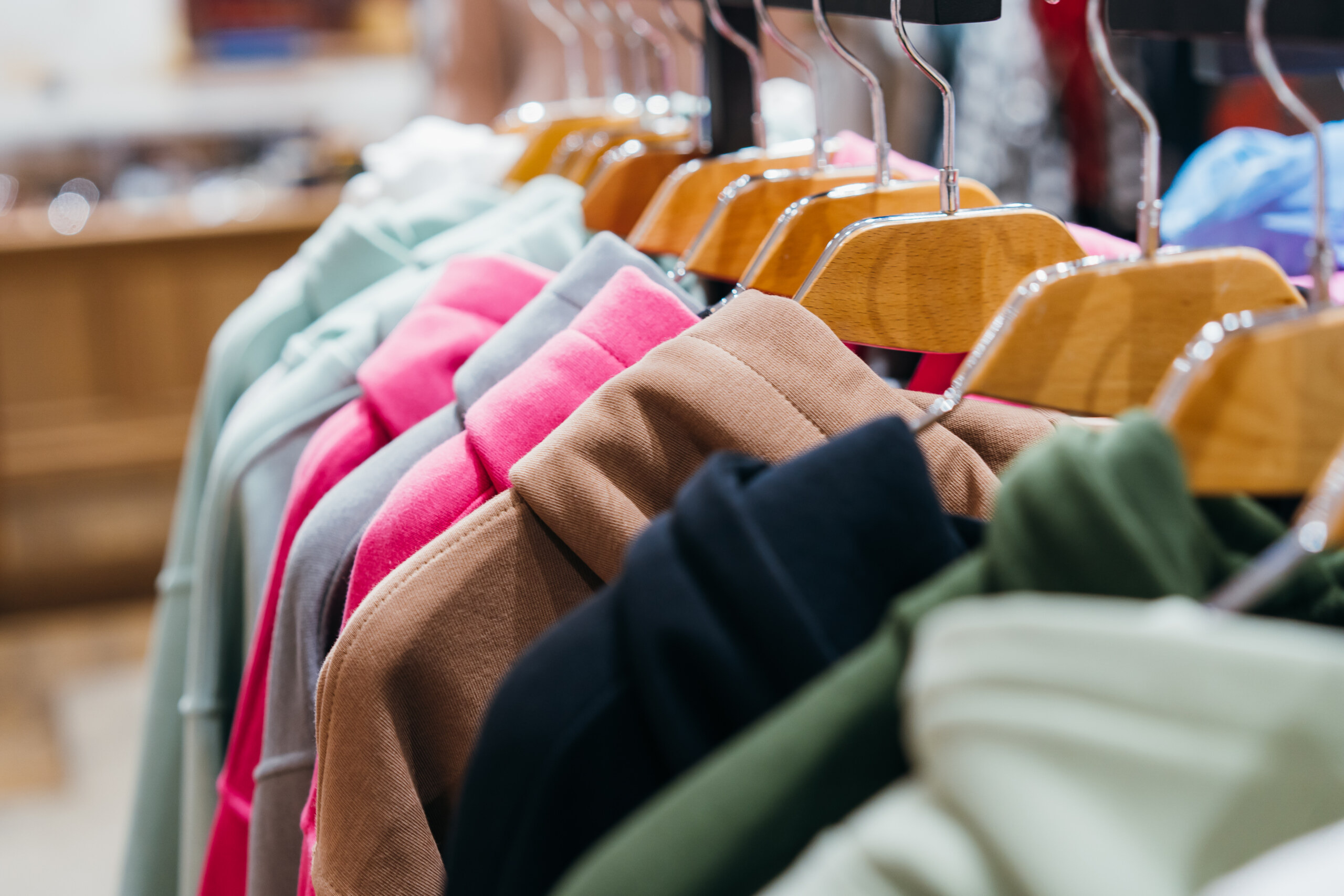 Metki do ubrań na zamówienie – jak oznakować własną odzież?